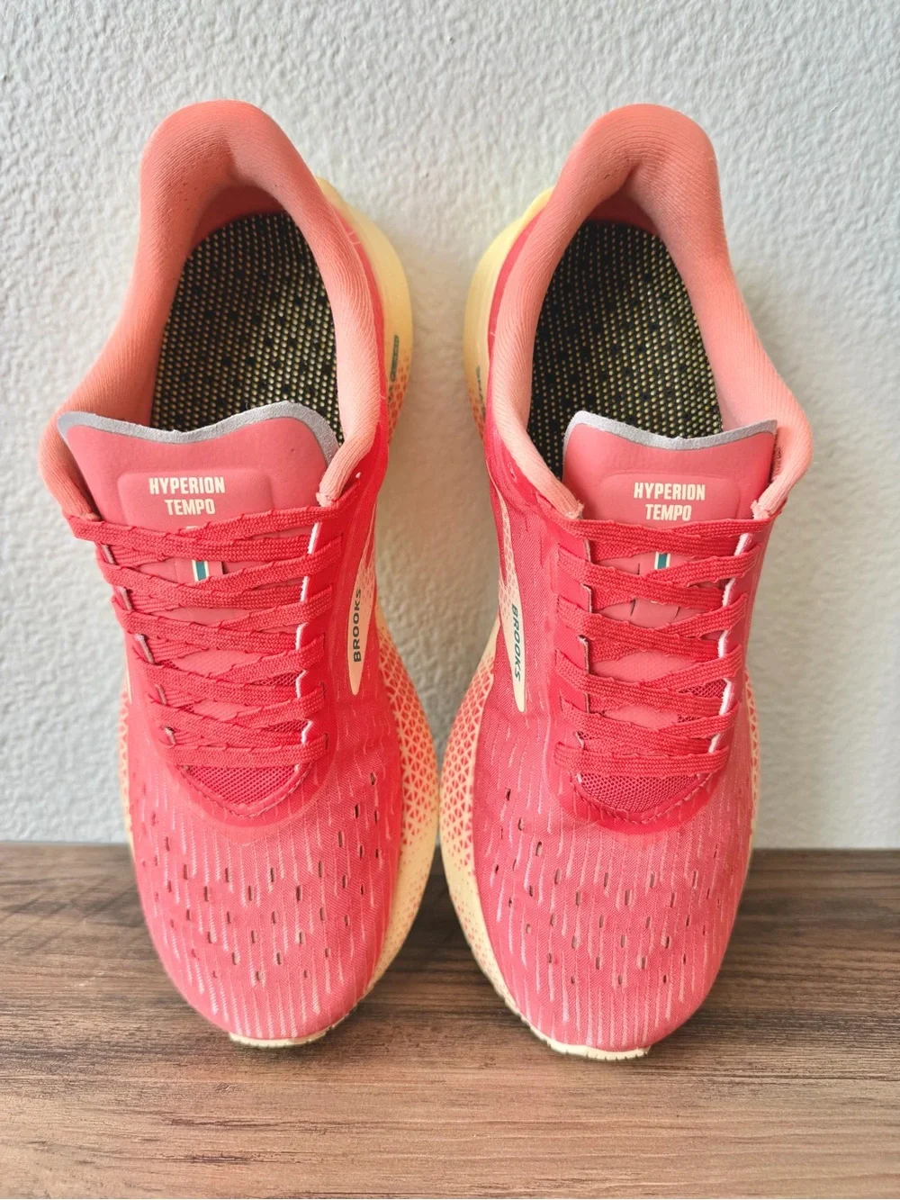Brooks Women’s Hyperion Tempo in Hot Coral/Flan/Yellow (Size: 8.5-B) Great Cond!